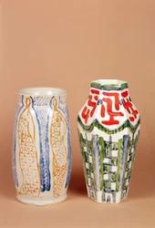 Omega Workshop Vase, 1914 und Porzellanvase möglicherweise bemalt von Roger Fry (1866-1934) 1912-19